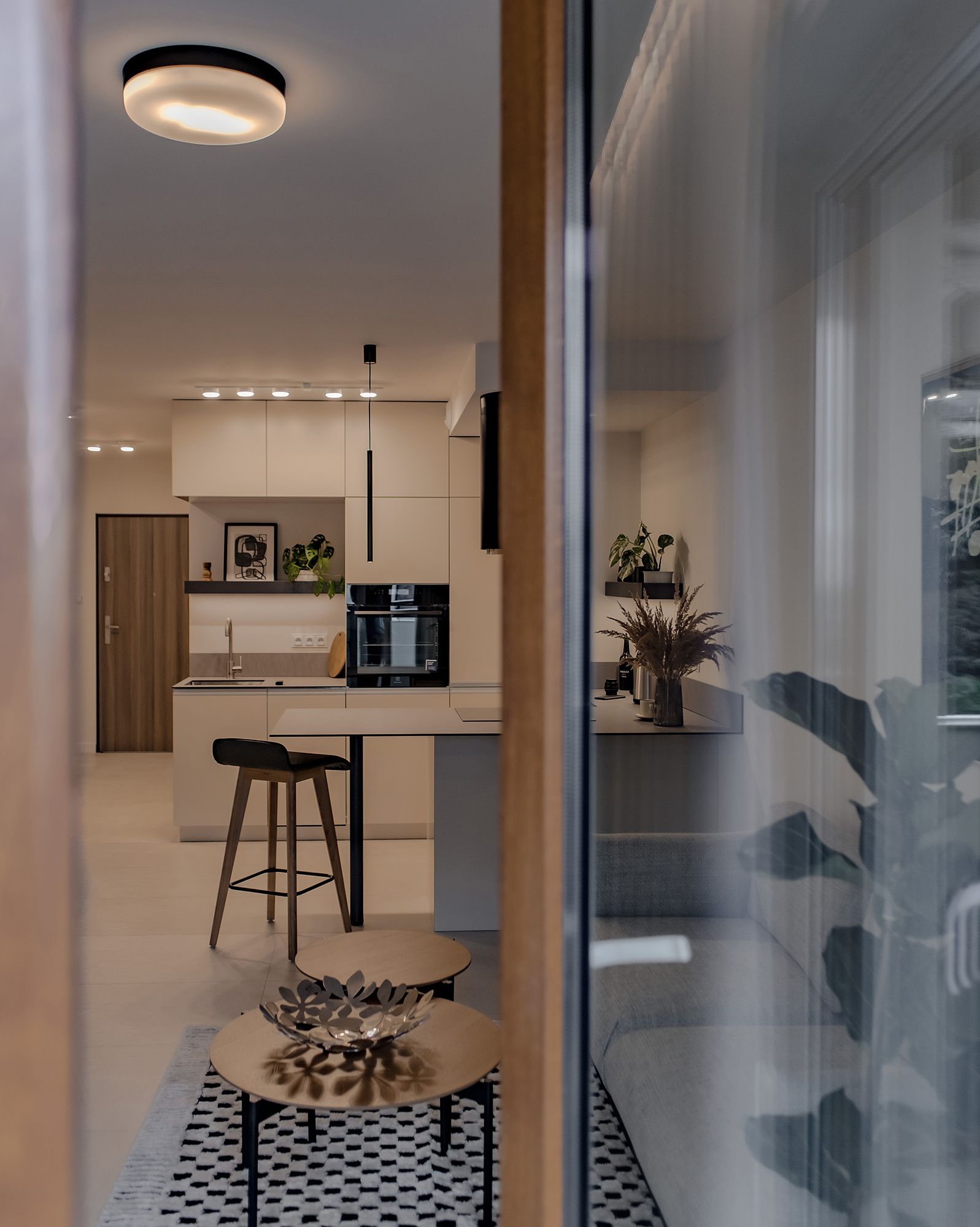 Podświetlane półki zamiast szafek wiszących, nadają kuchni lekkości.